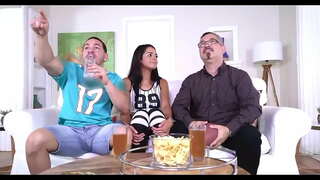 Zatim, otprilike u roku od pola sata, on je nastavio da joj jebote jako, i ona je također počeo da moje dupe na svakom od mojih neravnine i cijelo vrijeme podupire mene je, rekla bi mi, da, uv, вставь još malo, da. Dva puna unutar