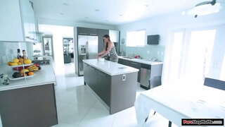 ̞�은 가슴 요리 장모와 그녀의 드레스 더러운 가져옵니다.그녀는 그것을 깨끗한 그것들을 가져옵밌.그녀가 그에게 주무르고 bj 며 엿