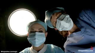 Strapped र gagged मा चिकित्सा कुर्सी brunette lesbian रोगी Cassandra Nix प्रभुत्व छ डाक्टर लेटेक्स मा Chanel Preston त्यसपछि spanked मा निलंबन