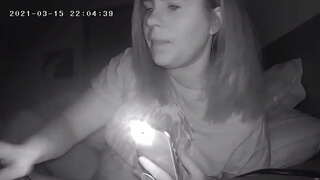 Busty ສີ້ທໍາລາຍ Clit ຂອງນາງໃນນອນແຄມເຊື່ອງໄວ້