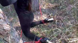 Laura apie Aukštakulnius modelis žingsnis sesuo juoda suknelė ir aukštakulniai privalo ir užmaskuotas medienos, turi čiulpia bick gaidys.