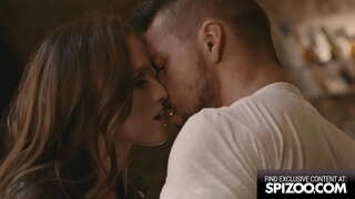 Худая красотка любит играть с незнакомцами