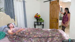 Viejo padrastro follando anal a su flaca latina hijastra