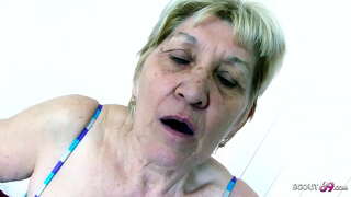 Extreem oude Oma Gabi heeft Seks met Monster pik jongere Extreem oude Oma Gabi heeft Seks met Monster pik jongere