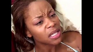 котенка поймал карлик