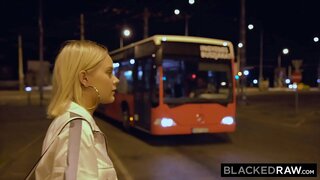 BLACKEDRAW 그녀의 집에가는 길에 그녀는 우회에 대한 일부 BBC