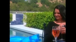 Гарачая татуіраваная красуня з валасамі колеру воранава крыла спакушае хлопца ва ўнутраным дворыку, каб атрымаць вялікую зніжку пры куплі дома