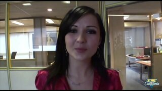 Tanka crnka sa zadovoljstvom nudi svoju magarca